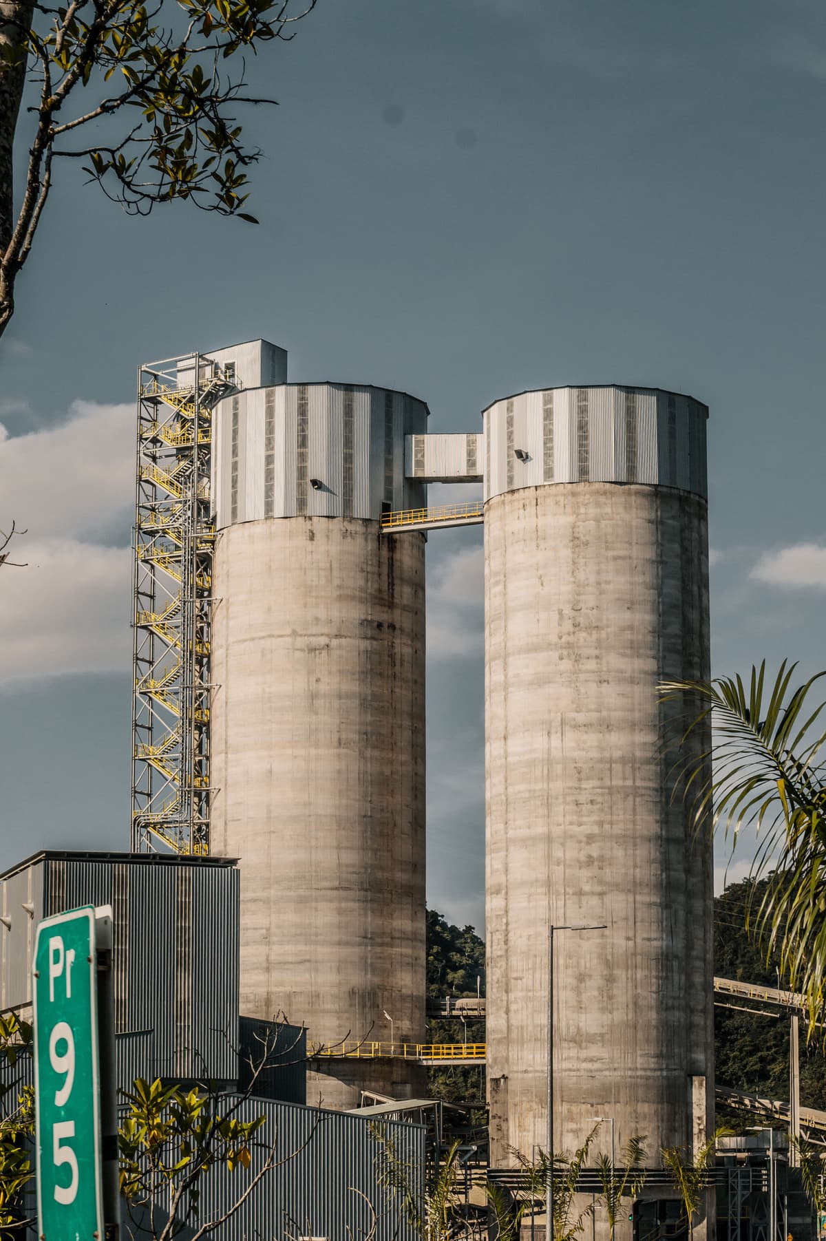 Silos de cimento, Cimento Apodi, expansão para o Nordeste